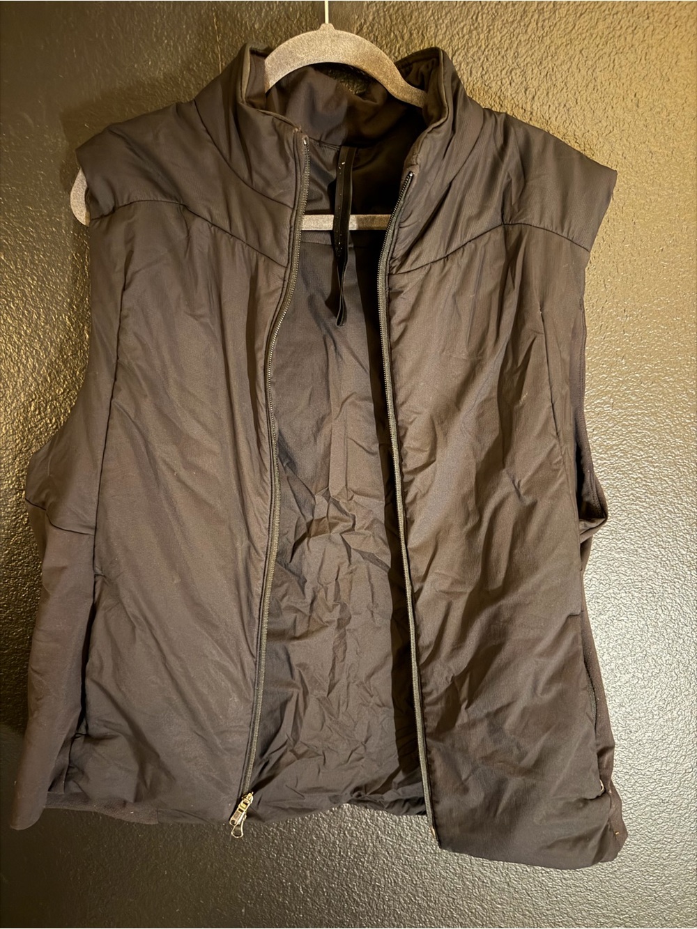 Lululemon Men's Black Quilted Vest Jacket - Lightweight